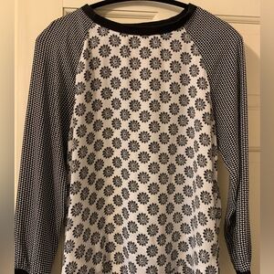 Contrasting b&w patterned long sleeve blouse is really eye catching